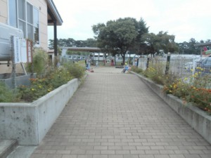 門をくぐって、一日がスタートです。 画像:門をくぐって、一日がスタートです。