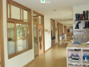廊下から保育室を眺めて 画像:廊下から保育室を眺めて
