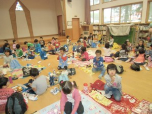 お昼ご飯は幼稚園ホールで食べました 画像:お昼ご飯は幼稚園ホールで食べました