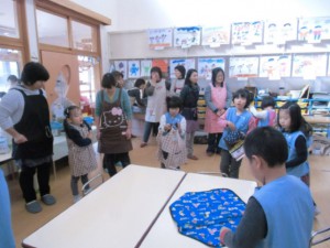 エプロンをつけるところから始めます 画像:エプロンをつけるところから始めます