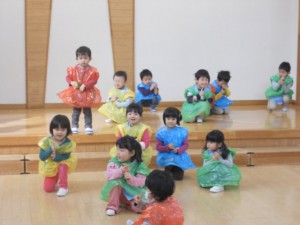 年少組のダンス「勇気100%」 画像:年少組のダンス「勇気100%」