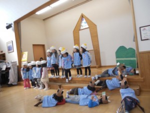 年中組は「オオカミと7匹の子ヤギ」の劇を披露 画像:年中組は「オオカミと7匹の子ヤギ」の劇を披露