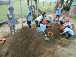 赤い帽子は年中組 「先生と一緒に力を合わせてトンネル作り」 画像:赤い帽子は年中組 「先生と一緒に力を合わせてトンネル作り」