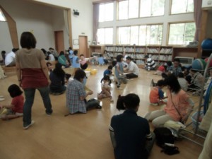 すみれ組:親子で紙飛行機を作っています 画像:すみれ組:親子で紙飛行機を作っています