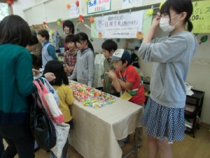 日曜学校「ラムネのネックレス」コーナー 画像:日曜学校「ラムネのネックレス」コーナー