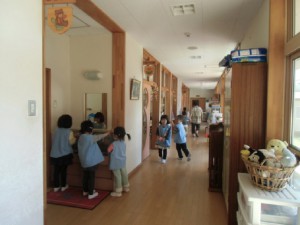 お片付けをしてお部屋に集まります 画像:お片付けをしてお部屋に集まります
