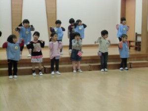 3歳児たんぽぽ組はダンスを披露