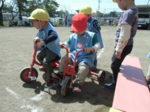 画像：自転車、上手に交代しながら遊んでいます