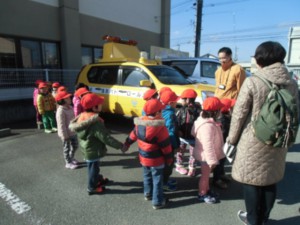 画像：よろしくお願いします。幼稚園を出発します。