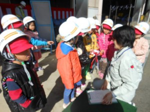 ターミナルに到着してヘルメットを装着しました 画像:ターミナルに到着してヘルメットを装着しました