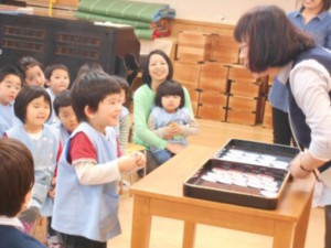 新しいクラスのバッチをもらいました。 画像:新しいクラスのバッチをもらいました。