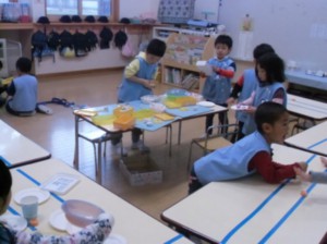 年長さんでは回転ずしのオープン! 画像:年長さんでは回転ずしのオープン!