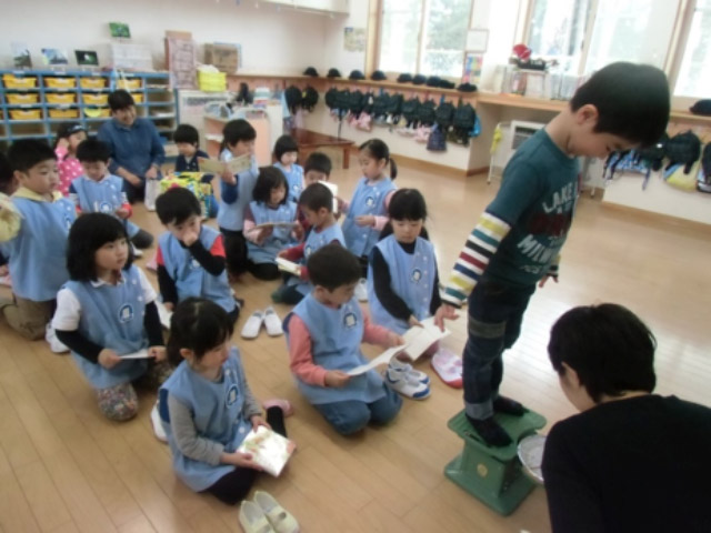 年長:すみれ組 どのくらい大きくなったかな?(体重測定) 画像:年長:すみれ組 どのくらい大きくなったかな?(体重測定)