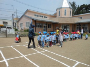 画像：お話しをお聴きした後は外に出ての体験による学びです１