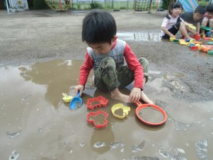 画像：雨上がりの園庭では2