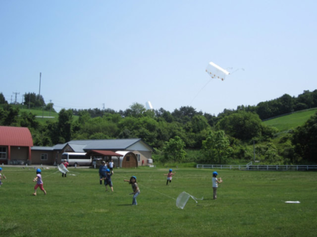 画像：「凧揚げ」草原をはだしで走りました