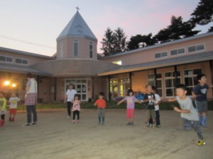 夕焼けの「夜の幼稚園」 画像:夕焼けの「夜の幼稚園」