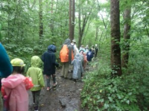 足本が滑る中を気をつけて下山します 画像:足本が滑る中を気をつけて下山します