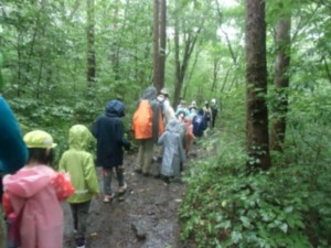 画像：足本が滑る中を気をつけて下山します