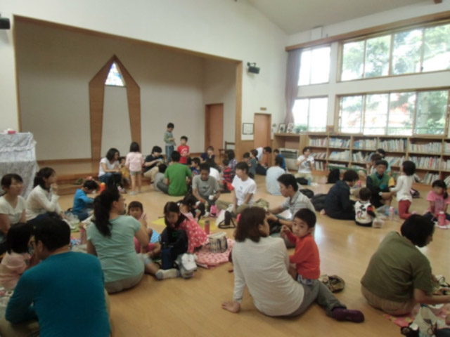 幼稚園ホールでみんなでお昼ご飯 画像:幼稚園ホールでみんなでお昼ご飯