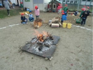 画像：自分たちで掘ってきたさつま芋で焼き芋会１