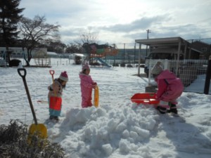 画像：雪を固めてすべり台を作ろう！