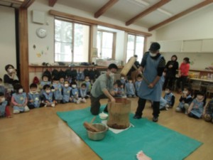 画像：餅つき開始