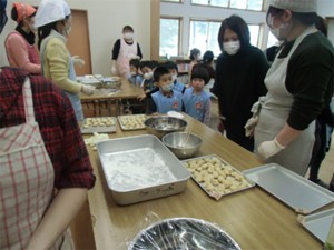 画像：早速、お餅はあんこやきな粉でお化粧