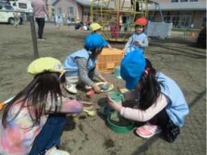 お砂場の外へ遊びの場が広がって 画像:お砂場の外へ遊びの場が広がって