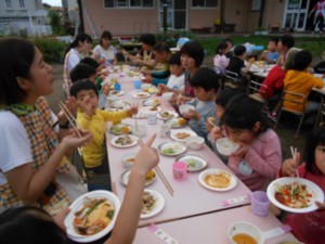 画像：夕食は園庭でバーベキューです