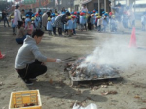 画像：鉄板の上でお芋が焼けています