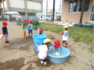 画像：お水を汲んでお花に水やりをします