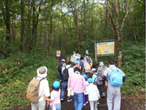 画像：鞍掛山897ｍの頂上目指して出発です