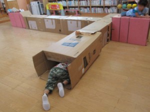 大きい組さんが作った段ボール迷路です 画像:大きい組さんが作った段ボール迷路です