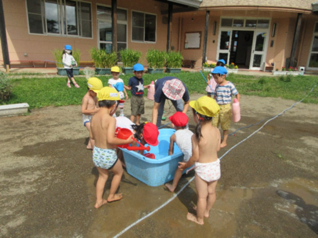 画像：暑い日はやっぱり水遊びが大人気です。