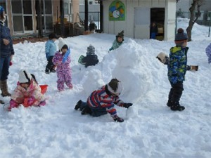 画像：雪遊び