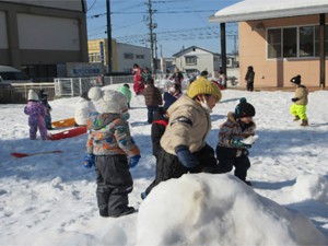 画像：雪遊び