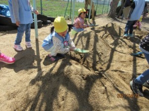 画像：砂場に大きな山が３つもできたよ！！