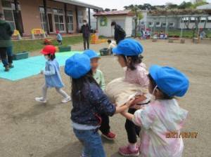 さあ土作りスタート!!みんなで土を運ぶぞ!!