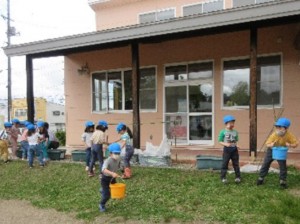 プランターに水を入れたら、急いで空のバケツを水道へ配達！！走るの早い！！