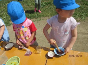 お花でジュース作り 画像:お花でジュース作り