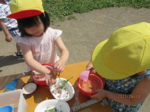 お花でジュース作り 画像:お花でジュース作り